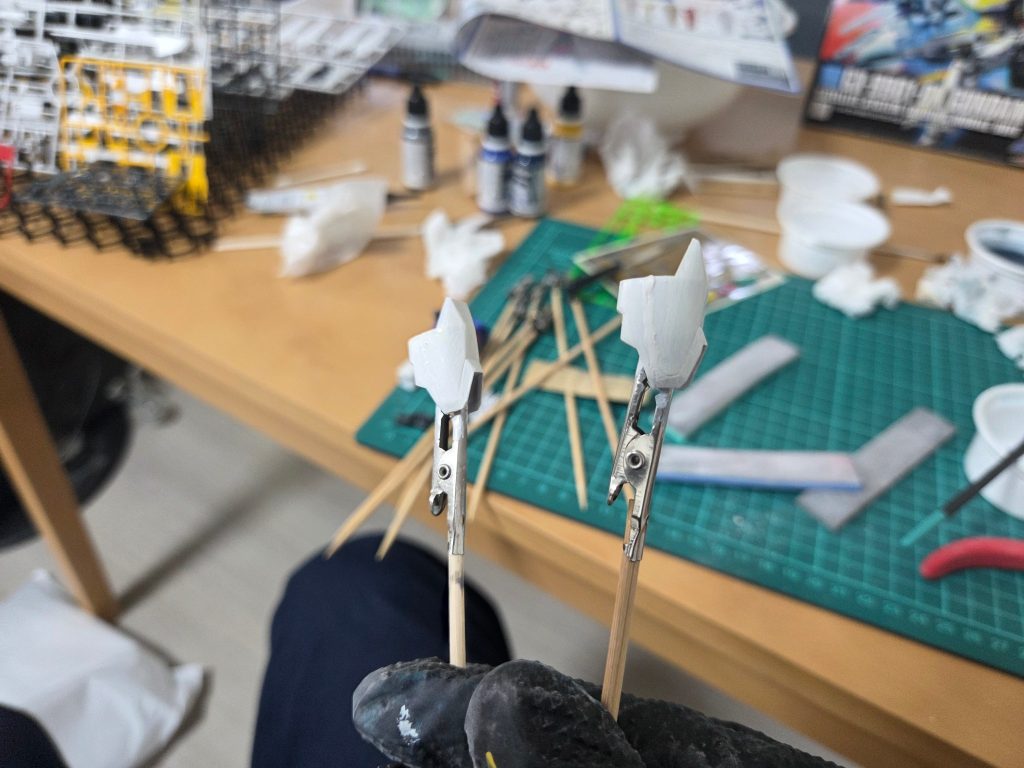 見えにくいですが、右はスポンジヤスリのみで仕上げようと試みた目消し、左は粗めのヤスリで仕上げた目消し。粗めのヤスリでパテを削ると良い感じになることがわかりました。