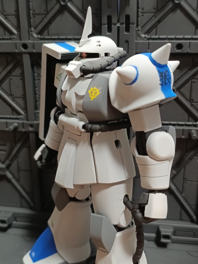頭部バルカンがあるザクのキットはガルマ・ザビ専用ザクだけなのでそれを塗装モノアイスリットが広すぎたので1mm少し幅詰めして目つき鋭くしてます