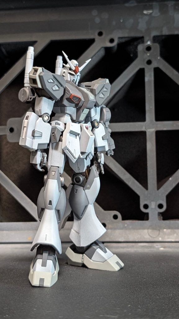 中の人（量産型νガンダム）はサイドFで見かけたファーストロットカラーに触発されて、意識したカラーに。スミ入れでパーツ割れたりと前途多難で始まりました。