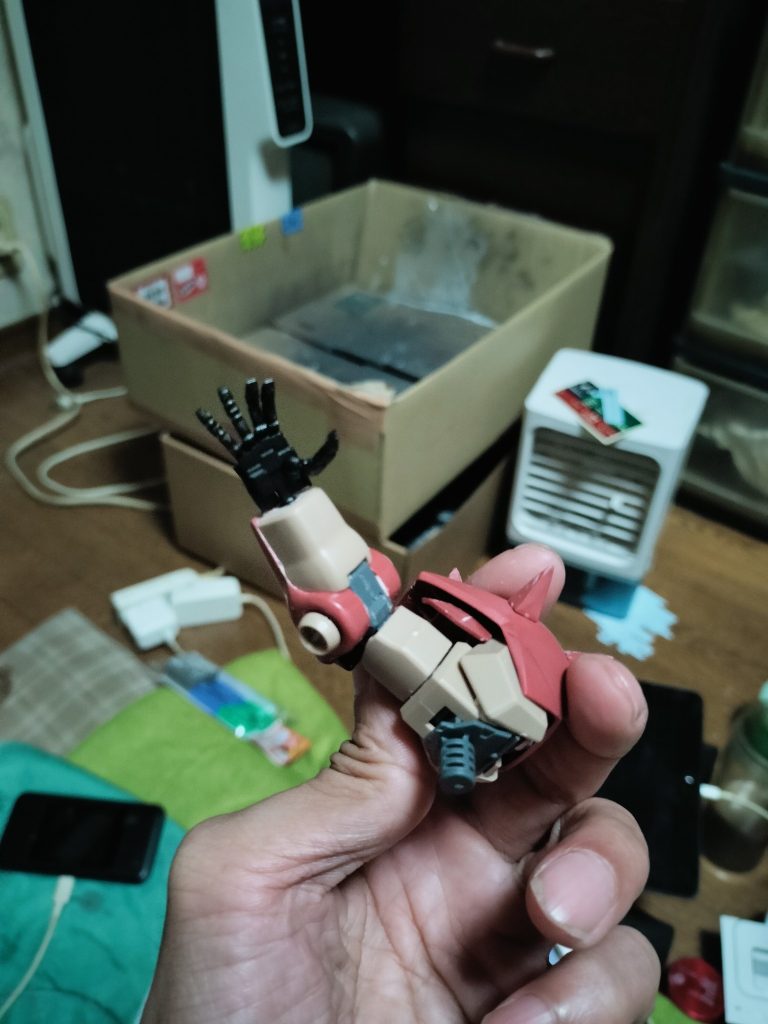 ハンドパーツはホビーベースの関節技極め手Mに差し替えています。五指が全て可動式なのでポージングの表情付けにかなり活かせます☺️