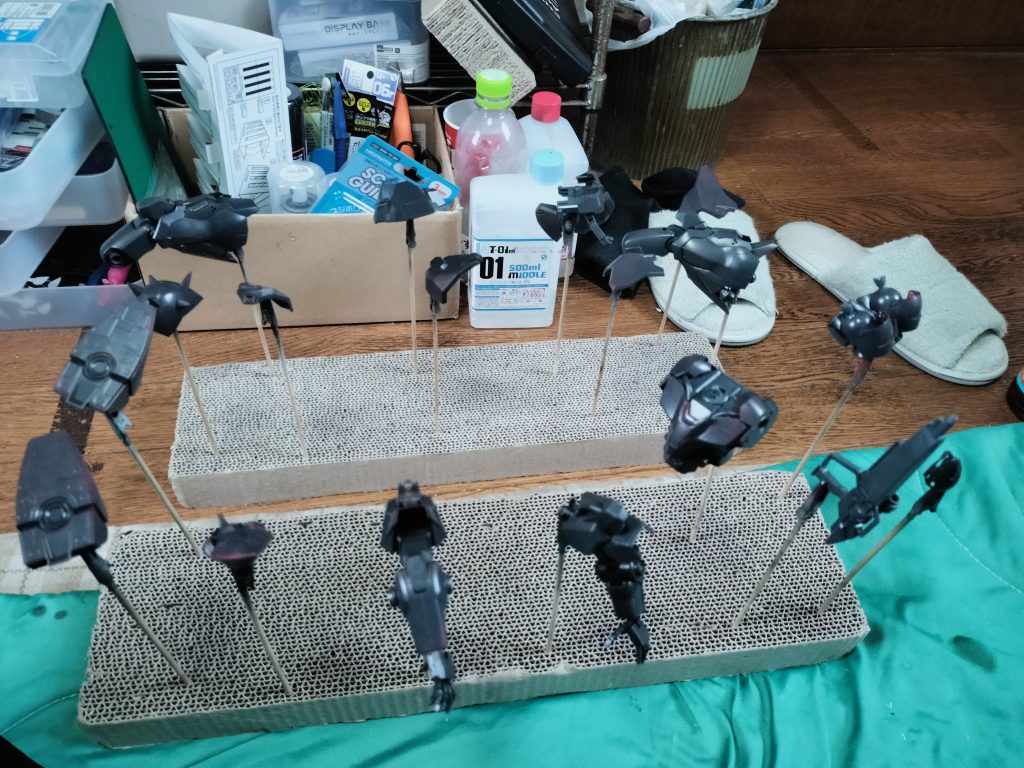 作品名：サフ掛け終わり🎉<p>仕事の出勤時間までにはなんとかサフ掛け終了☺️ メカサフスーパーヘヴィで全パーツ吹きました。 夜に傷のチェック、彫りが甘そうなところをスジ彫りし直します。 現時点では見たところ大丈夫そうだけど🤔 その後本塗装入っていきま [&hellip;]</p>
