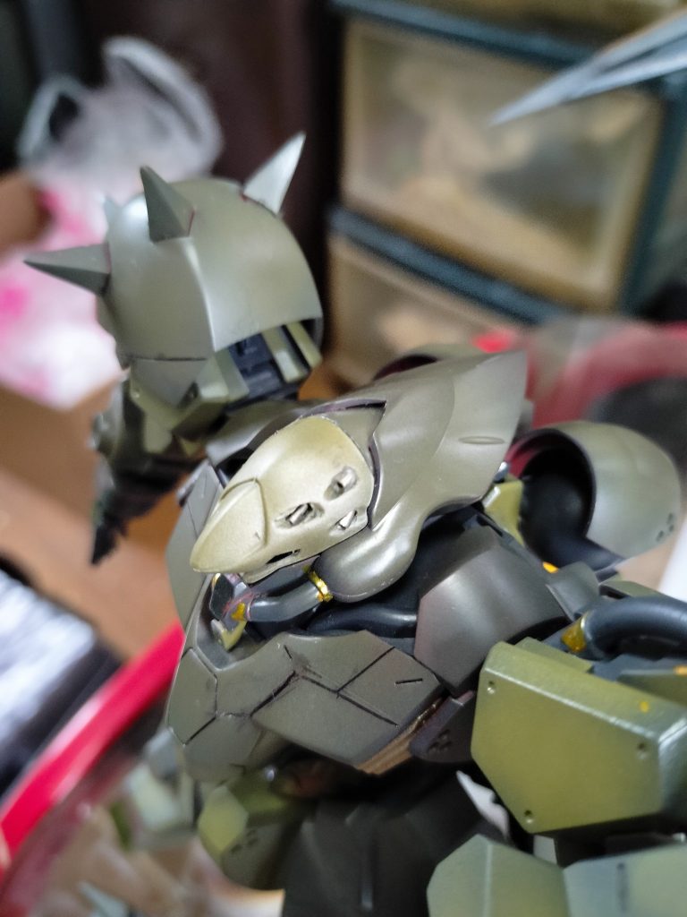 頭部バルカン砲ピンバイスで穴開け後、1.3ミリの銃口パーツを6門セットしました。穴開けで失敗して少々斜めになってしまったせいか左側の一番下が少しおかしい設置に…(汗)(^_^;)