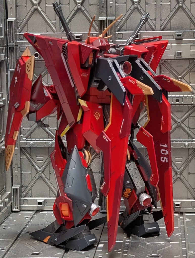 左後の腰アーマーにはちゃっかりシャアのパーソナルマークあり。