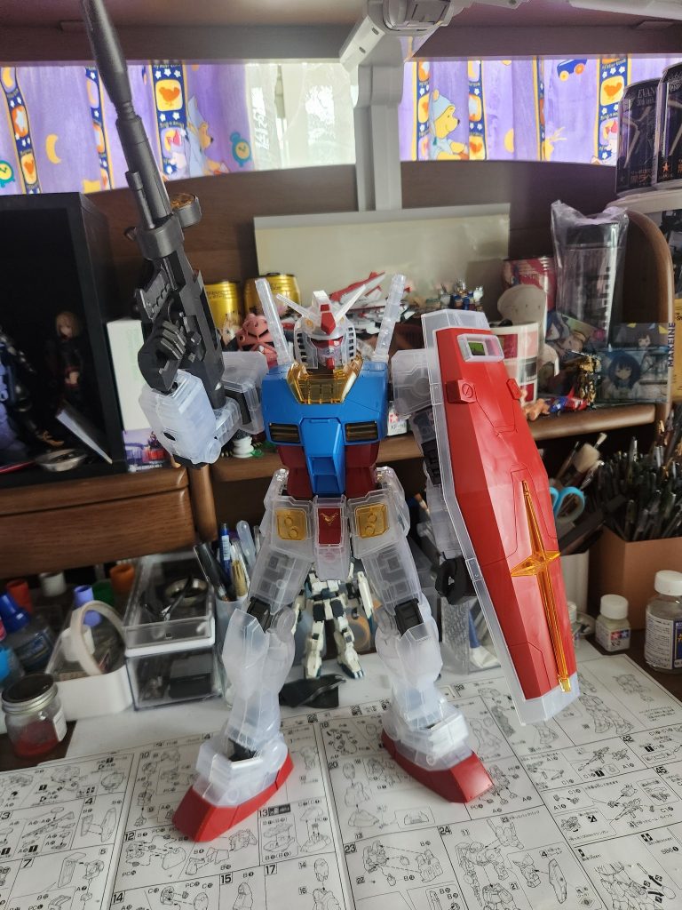 なにを作ろうかと積みプラを眺めていると、目が合いました。