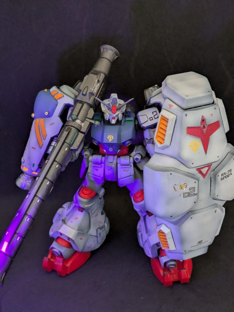 【キットについて⑥】ガンダムシリーズの中でも屈指の悪役顔です。スタイリッシュなガンダムが多い中で、この体型は貴重です。蛍光塗料を多用して、アクセントにしました。ガンプラの魅力に武器があると思うのですが、私はいつも武器作るの面倒だなー（爆）と思っていますw 水泳部とキュベレイは手持ち武器がないから好きw（仮にみモデラーが面倒なんて言ってはダメですよね＾＾；）しかし、GUNSTA有志の交流会で出会った方々の作品を見ると皆様武器にもすごい手を入れていてカッコよかったので、私も頑張るようにうしました。アトミックバズは私にはしては、超頑張りました＾＾v&nbsp;