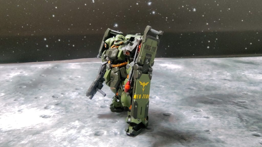 このギラ・ドーガだけシールドのロゴマークが違います。、、、そう、破れました(zaku-kao9)
