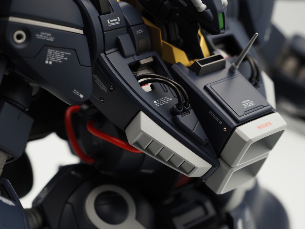 胸の部分は加工して内部フレームが見えるように加工し、アンテナ等も取り付け腰にも赤いケーブルを取り付けました