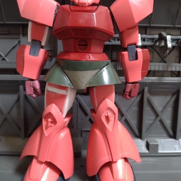 HGUCシャア専用ゲルググをロボット魂のプロポーションに近付ける改造をしてます。現状は一枚目です。手足のバランスを見るために左側だけを改造してます。この状態で煮詰まり一年ほど放置してました。二枚目はAIで正中線で左側を反転させて加工し完成後のイメージを見ました。三枚目は色んなゲルググのパーツや改造箇所があって分かり辛かったのでAIでシャア専用ゲルググのカラーリングに変更と指示を出しましたが見事に真っピンクになっちゃいました。色々と修正しましたが四枚目までが限界でした。5枚目で何とか修正出来ました。出来上がりを見るとロボット魂というより旧1/60に近くなったと思います。(2枚目)