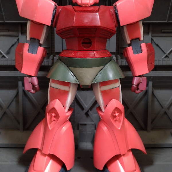 HGUCシャア専用ゲルググをロボット魂のプロポーションに近付ける改造をしてます。現状は一枚目です。手足のバランスを見るために左側だけを改造してます。この状態で煮詰まり一年ほど放置してました。二枚目はAIで正中線で左側を反転させて加工し完成後のイメージを見ました。三枚目は色んなゲルググのパーツや改造箇所があって分かり辛かったのでAIでシャア専用ゲルググのカラーリングに変更と指示を出しましたが見事に真っピンクになっちゃいました。色々と修正しましたが四枚目までが限界でした。5枚目で何とか修正出来ました。出来上がりを見るとロボット魂というより旧1/60に近くなったと思います。(3枚目)