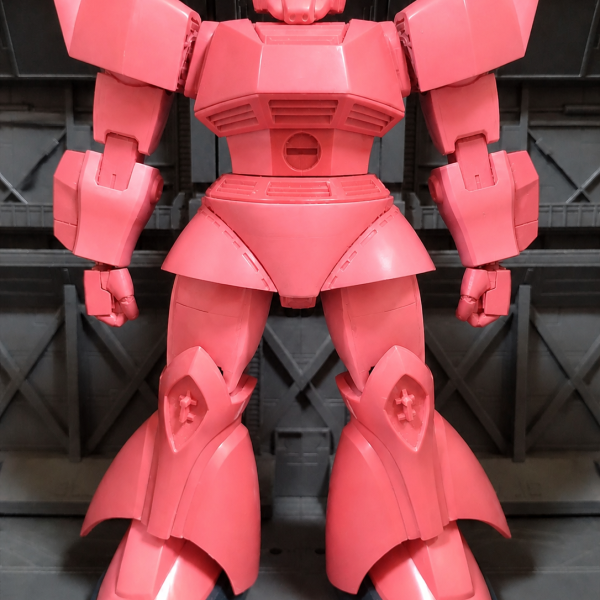HGUCシャア専用ゲルググをロボット魂のプロポーションに近付ける改造をしてます。現状は一枚目です。手足のバランスを見るために左側だけを改造してます。この状態で煮詰まり一年ほど放置してました。二枚目はAIで正中線で左側を反転させて加工し完成後のイメージを見ました。三枚目は色んなゲルググのパーツや改造箇所があって分かり辛かったのでAIでシャア専用ゲルググのカラーリングに変更と指示を出しましたが見事に真っピンクになっちゃいました。色々と修正しましたが四枚目までが限界でした。5枚目で何とか修正出来ました。出来上がりを見るとロボット魂というより旧1/60に近くなったと思います。(4枚目)