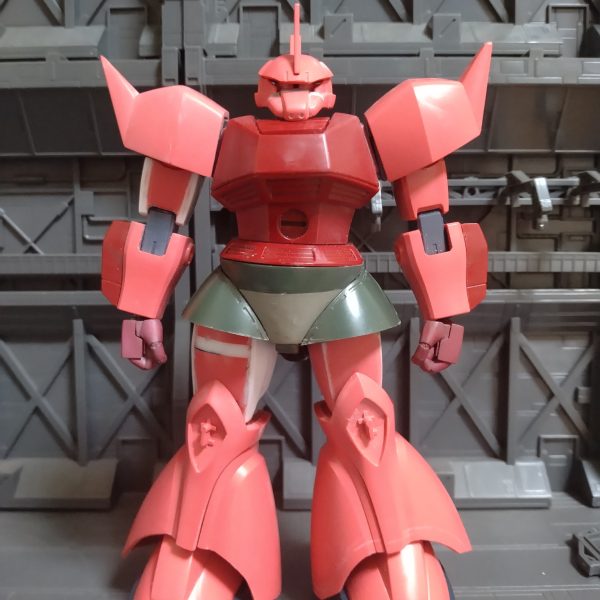前回のAIによる完成予想がロボット魂を目標だったが旧キットの1／60に近い感じだったのでちまちまと改修しました。ちょっと胴体の主張が強すぎますが何となく雰囲気が出たと思っています。現状はいろんな色が混ざってる状態なので右の手足も左側と同じ改造をしても良いかなと思っています。（2枚目）