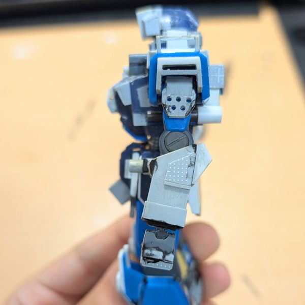 腕部完成しました！&nbsp;肩部は、元のブルーディスティニー感を出しつつ、より陸戦型感や軽量化を感じさせるディテールのブチ穴を。(改めてやっぱりブチ穴ってかっこいいなぁ(gundam-kao3))&nbsp;肘関節は、元々あったものを壊してしまったので、仕方なくダブルオーのに変更。そして元々クリアパーツのレンズが埋め込まれていた部分に、マイナスモールドの丸パーツを付けて宇宙世紀の雰囲気に合うようにしました。&nbsp;この肘関節は、思わぬ失敗からの軌道修正でしたが、結構いい感じになったので気に入ってます✨️&nbsp;この子の制作テーマは、ブルーディスティニーの意匠を取り入れる形でパワーUPさせるというイメージで制作しています。&nbsp;そのため、ブルーディスティニーらしさを感じさせつつ、オリジナリティを出せるよう制作しています!!（4枚目）