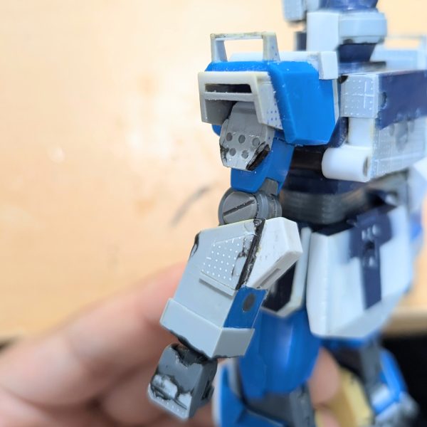 腕部完成しました！&nbsp;肩部は、元のブルーディスティニー感を出しつつ、より陸戦型感や軽量化を感じさせるディテールのブチ穴を。(改めてやっぱりブチ穴ってかっこいいなぁ(gundam-kao3))&nbsp;肘関節は、元々あったものを壊してしまったので、仕方なくダブルオーのに変更。そして元々クリアパーツのレンズが埋め込まれていた部分に、マイナスモールドの丸パーツを付けて宇宙世紀の雰囲気に合うようにしました。&nbsp;この肘関節は、思わぬ失敗からの軌道修正でしたが、結構いい感じになったので気に入ってます✨️&nbsp;この子の制作テーマは、ブルーディスティニーの意匠を取り入れる形でパワーUPさせるというイメージで制作しています。&nbsp;そのため、ブルーディスティニーらしさを感じさせつつ、オリジナリティを出せるよう制作しています!!（3枚目）