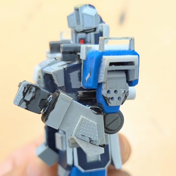 腕部完成しました！&nbsp;肩部は、元のブルーディスティニー感を出しつつ、より陸戦型感や軽量化を感じさせるディテールのブチ穴を。(改めてやっぱりブチ穴ってかっこいいなぁ(gundam-kao3))&nbsp;肘関節は、元々あったものを壊してしまったので、仕方なくダブルオーのに変更。そして元々クリアパーツのレンズが埋め込まれていた部分に、マイナスモールドの丸パーツを付けて宇宙世紀の雰囲気に合うようにしました。&nbsp;この肘関節は、思わぬ失敗からの軌道修正でしたが、結構いい感じになったので気に入ってます✨️&nbsp;この子の制作テーマは、ブルーディスティニーの意匠を取り入れる形でパワーUPさせるというイメージで制作しています。&nbsp;そのため、ブルーディスティニーらしさを感じさせつつ、オリジナリティを出せるよう制作しています!!（2枚目）