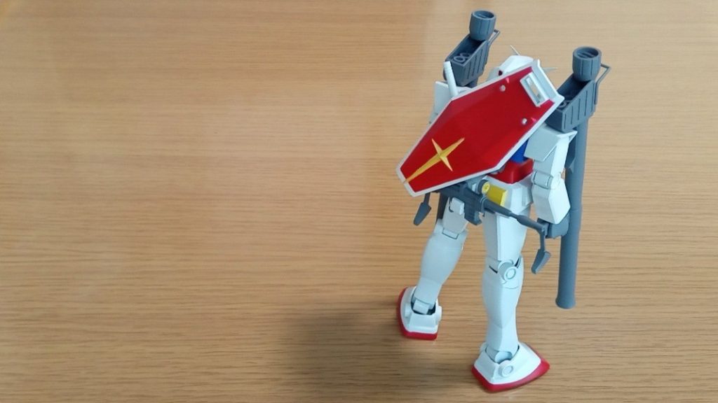 色々と手を加え最終決戦使用にしました。旧キットの武器セットからバズーカを製作してライフルやシールドは磁石を使い装備できるようにしました。