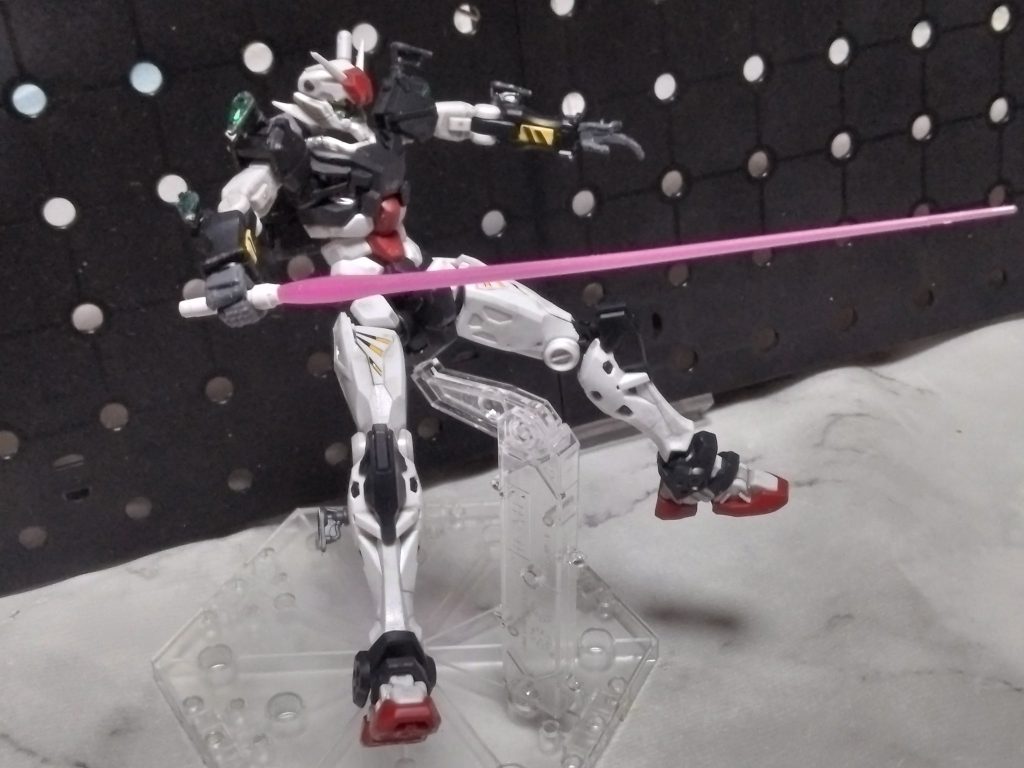 何でジム顔なのにガンダムなんだ？と思っていたら、バイザーの奥に四つ目のカメラアイが隠れていて一目惚れでした。ジークアクス機体の中で1番の推しと言っても過言ではないと思います😅付属のシールがありましたが、使用せず塗装しました。