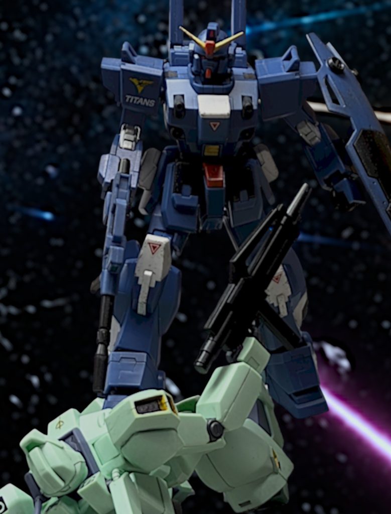 そんな乱戦状態の中でブルーデスティニーを駆るエレノア・リルは目標のBBY-01に近づくべく護衛のMSを次々と葬っていた。88艦隊所属のジェガンA型がエレノア機を阻止するべく進路を塞ごうとしたが、エレノア[邪魔]一気に距離を詰めてタックルでジェガンの上を取るとコックピットごと機体をビームライフルで撃ち抜いて撃破した。[8-2ロスト!][ミネアポリス被弾大破!艦長代理より退艦命令が出ました!]次々とエレノアの進路上の艦やMSが消えていく中でドゥー・ブル大尉は敵機のザクⅡを撃破してから進路をエレノア機へ向けた。ドゥー[すぐ止められそうなのはボクだけかな?生きて帰れる保証無いけど]ドゥーのジェガンJ型がフルスロットルでエレノア機へ向かう。それをエレノアは感じていた。
