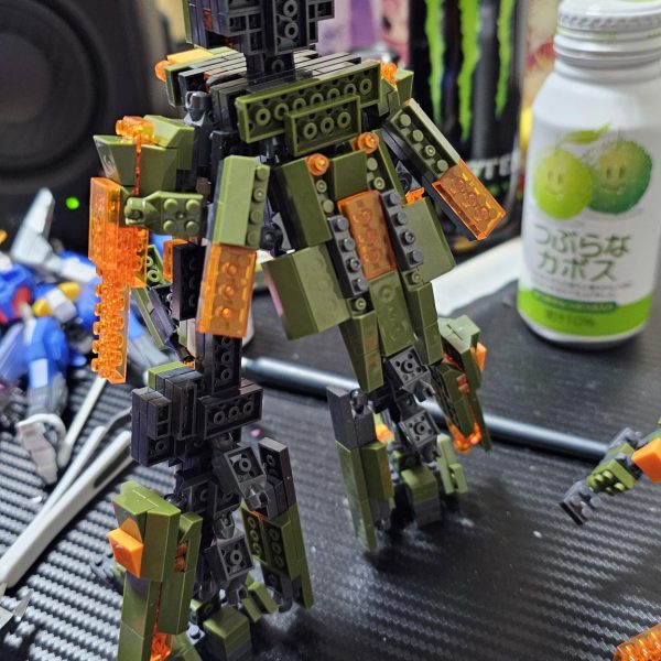 レゴフルアーマーダブルゼータに続き、新しくジムスナイパーを作ろうと、ミキシングの途中にちまちまやっております。…が、欲しいもの足し算しているせいか頭以外がかなり迷子w因みに右の子はAgeにするかアレックスにするかで迷ってますw頭の塗りわけの都合で先に出来てたアレックスヘッド付けてますw先がどうなるか私にも分からないですw（3枚目）