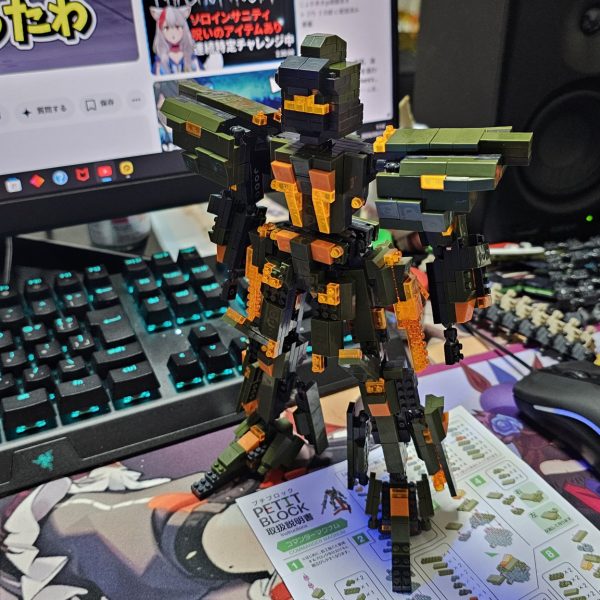 レゴフルアーマーダブルゼータに続き、新しくジムスナイパーを作ろうと、ミキシングの途中にちまちまやっております。…が、欲しいもの足し算しているせいか頭以外がかなり迷子w因みに右の子はAgeにするかアレックスにするかで迷ってますw頭の塗りわけの都合で先に出来てたアレックスヘッド付けてますw先がどうなるか私にも分からないですw（2枚目）