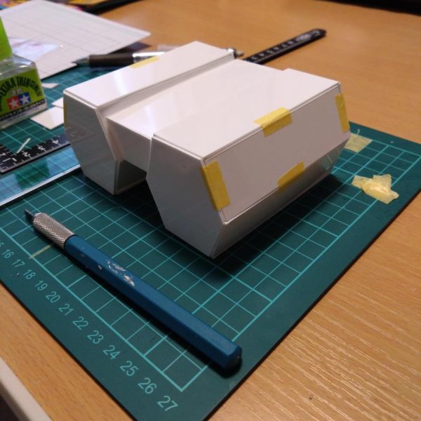 雨が降るとベランダ塗装ができないので、オリジナル設定のコロンブス級改強襲艦BDF−1を作る事にしました。なんとなく形になってきて一安心。セリアのプラ板のおかげで、ここまでの材料費は約125円。塗料入れても1000円かからず完成しそう。コスパやべぇ（笑）（4枚目）