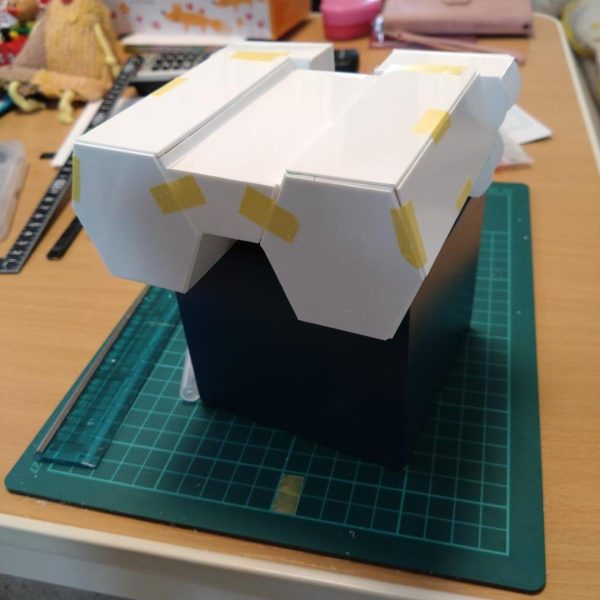 雨が降るとベランダ塗装ができないので、オリジナル設定のコロンブス級改強襲艦BDF−1を作る事にしました。なんとなく形になってきて一安心。セリアのプラ板のおかげで、ここまでの材料費は約125円。塗料入れても1000円かからず完成しそう。コスパやべぇ（笑）（5枚目）