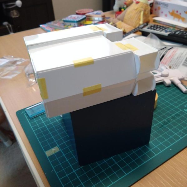 雨が降るとベランダ塗装ができないので、オリジナル設定のコロンブス級改強襲艦BDF−1を作る事にしました。なんとなく形になってきて一安心。セリアのプラ板のおかげで、ここまでの材料費は約125円。塗料入れても1000円かからず完成しそう。コスパやべぇ（笑）（6枚目）
