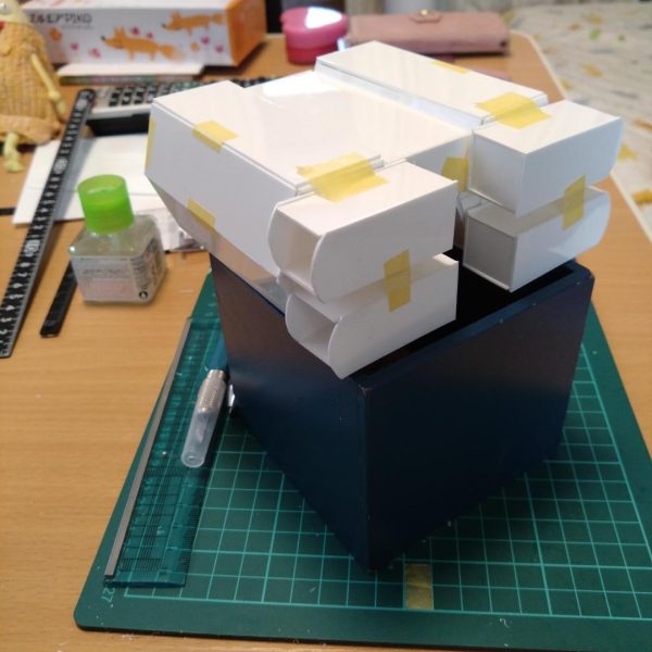雨が降るとベランダ塗装ができないので、オリジナル設定のコロンブス級改強襲艦BDF−1を作る事にしました。なんとなく形になってきて一安心。セリアのプラ板のおかげで、ここまでの材料費は約125円。塗料入れても1000円かからず完成しそう。コスパやべぇ（笑）（7枚目）