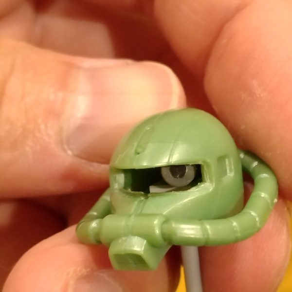 キメラミキシングで製作中ほぼ固定ポーズですが、モノアイだけは動かせるように頭部に内部機構を仕込みました。やはりFGは惚れ惚れする造形です☺️（2枚目）