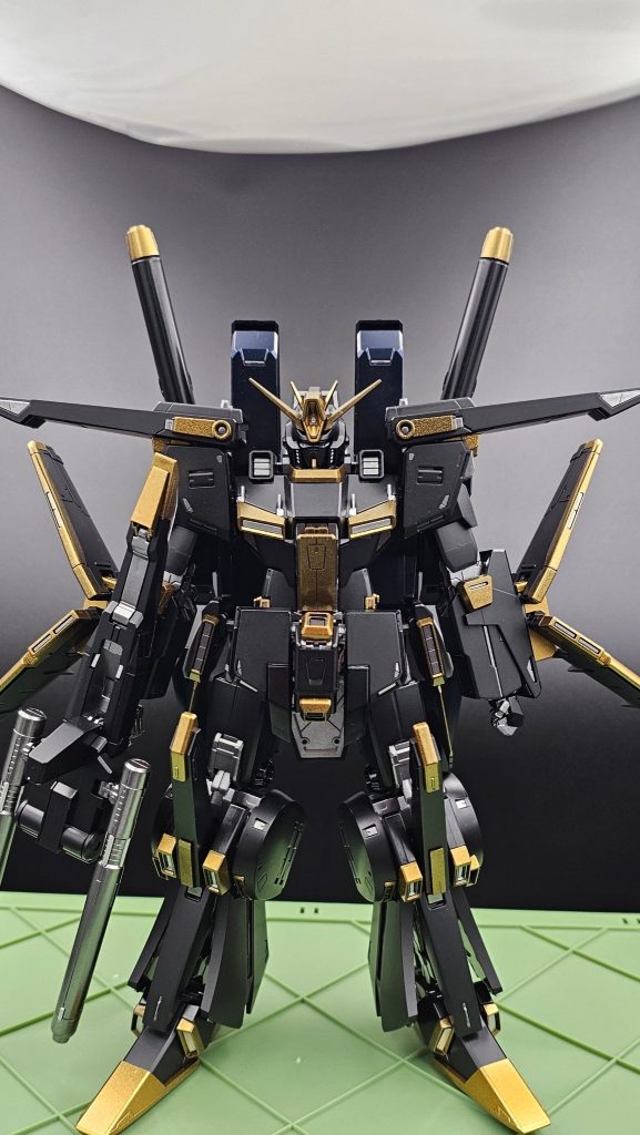 正面。フレームはアイアン、外装はセミグロスブラックとパールゴールド。ワンポイントのシルバーはキットのものをそのまま使用。ゲート跡が露出する箇所がありEXシルバーで補修。