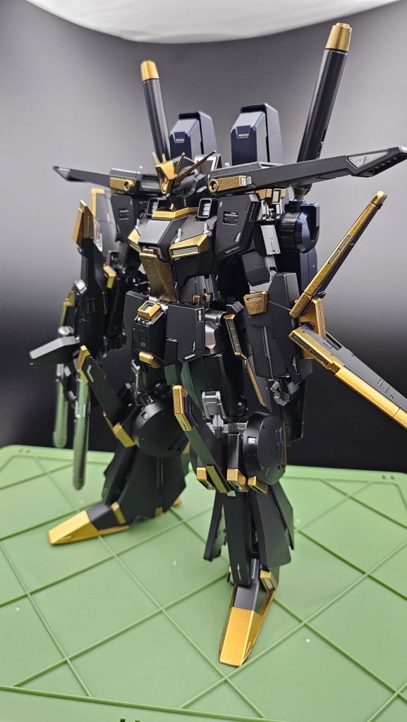 前面斜め。思ったより腕のウイングが分厚いw古いキットだったためウイングの内部フレームが重さで湾曲してましたが、組むとどうにかまっすぐになりました。
