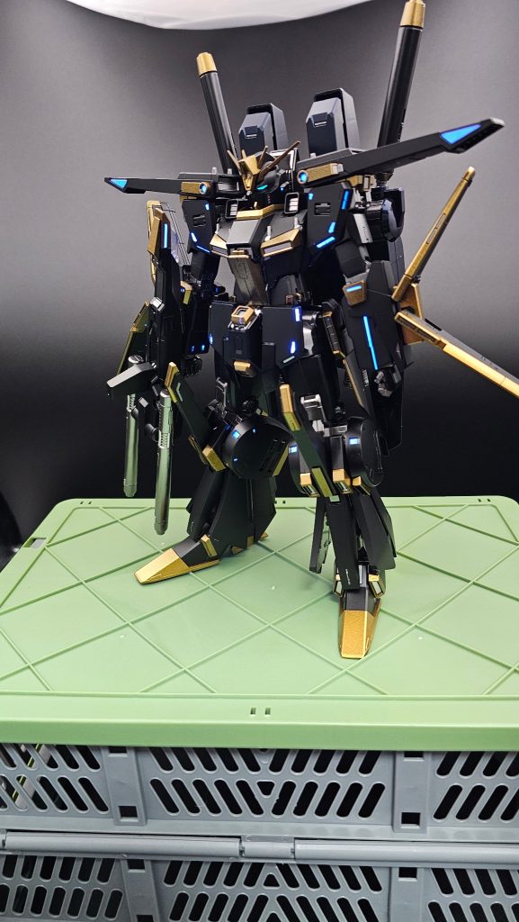 発光!!小細工にて露出しているフレームは部分的に光ります。