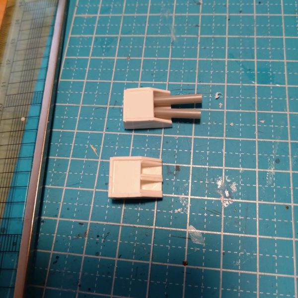 強襲艦って設定なのである程度武装は必要だよなぁ。ということで砲塔を制作中〜。1/1440で作ってるので3mmプラパイプだと4320mm砲・・・デカっ!!戦艦大和の主砲の約10倍（笑）・・・深く考えないことにしよう。&nbsp;CIWSっぽい対空砲も作ってみた。3mmプラパイプを炙って伸ばして外径1mmプラパイプに。たぶんできるよな〜と思って試したら、ちゃんとパイプのまま伸びてる!凄い（笑）で、1/1440だから1440mmのCIWS。ガンキャノンの5倍の口径のCIWS!!うん、深く考えないことにしよう。&nbsp;しかしこのサイズだと老眼で複数作るのが本当に辛い（笑）&nbsp;&nbsp;（2枚目）