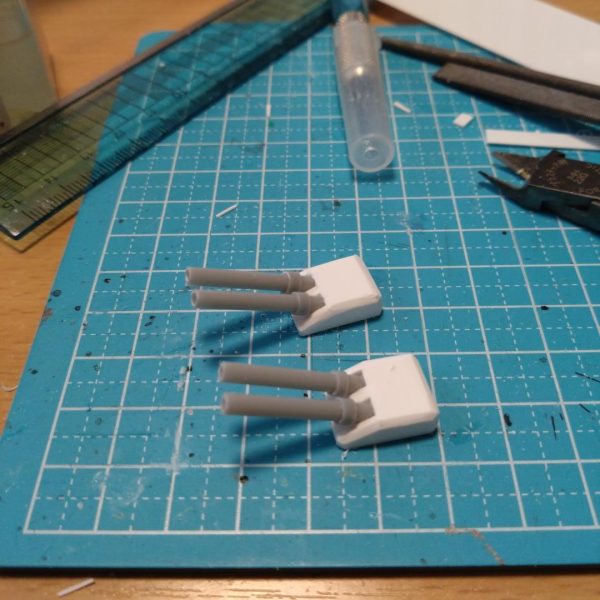 強襲艦って設定なのである程度武装は必要だよなぁ。ということで砲塔を制作中〜。1/1440で作ってるので3mmプラパイプだと4320mm砲・・・デカっ!!戦艦大和の主砲の約10倍（笑）・・・深く考えないことにしよう。&nbsp;CIWSっぽい対空砲も作ってみた。3mmプラパイプを炙って伸ばして外径1mmプラパイプに。たぶんできるよな〜と思って試したら、ちゃんとパイプのまま伸びてる!凄い（笑）で、1/1440だから1440mmのCIWS。ガンキャノンの5倍の口径のCIWS!!うん、深く考えないことにしよう。&nbsp;しかしこのサイズだと老眼で複数作るのが本当に辛い（笑）&nbsp;&nbsp;（3枚目）