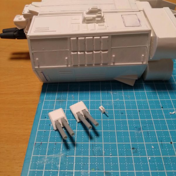 強襲艦って設定なのである程度武装は必要だよなぁ。ということで砲塔を制作中〜。1/1440で作ってるので3mmプラパイプだと4320mm砲・・・デカっ!!戦艦大和の主砲の約10倍（笑）・・・深く考えないことにしよう。&nbsp;CIWSっぽい対空砲も作ってみた。3mmプラパイプを炙って伸ばして外径1mmプラパイプに。たぶんできるよな〜と思って試したら、ちゃんとパイプのまま伸びてる!凄い（笑）で、1/1440だから1440mmのCIWS。ガンキャノンの5倍の口径のCIWS!!うん、深く考えないことにしよう。&nbsp;しかしこのサイズだと老眼で複数作るのが本当に辛い（笑）&nbsp;&nbsp;（4枚目）