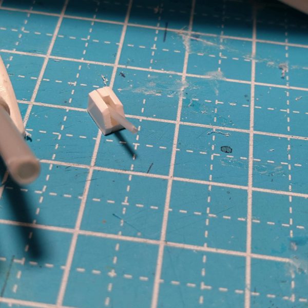 強襲艦って設定なのである程度武装は必要だよなぁ。ということで砲塔を制作中〜。1/1440で作ってるので3mmプラパイプだと4320mm砲・・・デカっ!!戦艦大和の主砲の約10倍（笑）・・・深く考えないことにしよう。&nbsp;CIWSっぽい対空砲も作ってみた。3mmプラパイプを炙って伸ばして外径1mmプラパイプに。たぶんできるよな〜と思って試したら、ちゃんとパイプのまま伸びてる!凄い（笑）で、1/1440だから1440mmのCIWS。ガンキャノンの5倍の口径のCIWS!!うん、深く考えないことにしよう。&nbsp;しかしこのサイズだと老眼で複数作るのが本当に辛い（笑）&nbsp;&nbsp;（5枚目）