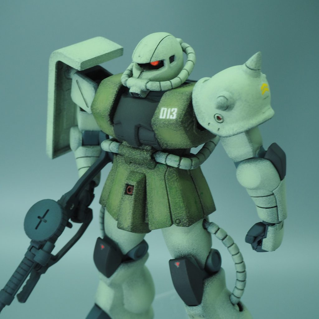 ザクⅡ改と似た画調で描かれつつ、ザクⅡ改とも違うボディラインを再現するため　FG、新旧HGUCザクⅡ、HGUCザクⅡ改を用いたキメラミキシングになりました。