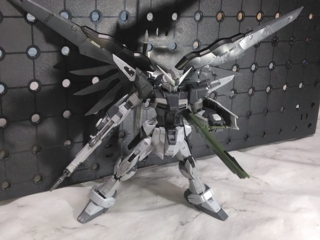 白黒のデスティニーが武器ポーズをするのも新鮮です。