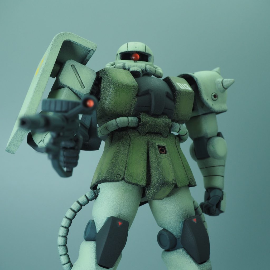 武装について特に記載はなかったので、ザクらしくザクマシンガンを装備