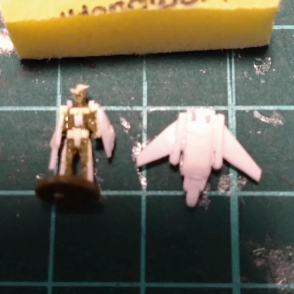 セリアのプラ板と兵士フィギュアを使って1/1440スケールでガンダムとオリジナルのコアブースターを作ってみた。セリアの兵士から改造されてる方の作品を見て「いっちょやってみっか!!」とチャレンジしてみましたが、こんなの超サイヤ人でもない俺には無理だぁ!!やってみてわかりました。これはドSの妖怪パーツ隠しの攻めに耐えられるドMで変態じゃなきゃできません（笑）&nbsp;コレどうやって塗装するんだ俺・・・(⁠*⁠﹏⁠*⁠;⁠)（2枚目）