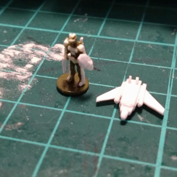 セリアのプラ板と兵士フィギュアを使って1/1440スケールでガンダムとオリジナルのコアブースターを作ってみた。セリアの兵士から改造されてる方の作品を見て「いっちょやってみっか!!」とチャレンジしてみましたが、こんなの超サイヤ人でもない俺には無理だぁ!!やってみてわかりました。これはドSの妖怪パーツ隠しの攻めに耐えられるドMで変態じゃなきゃできません（笑）&nbsp;コレどうやって塗装するんだ俺・・・(⁠*⁠﹏⁠*⁠;⁠)（3枚目）
