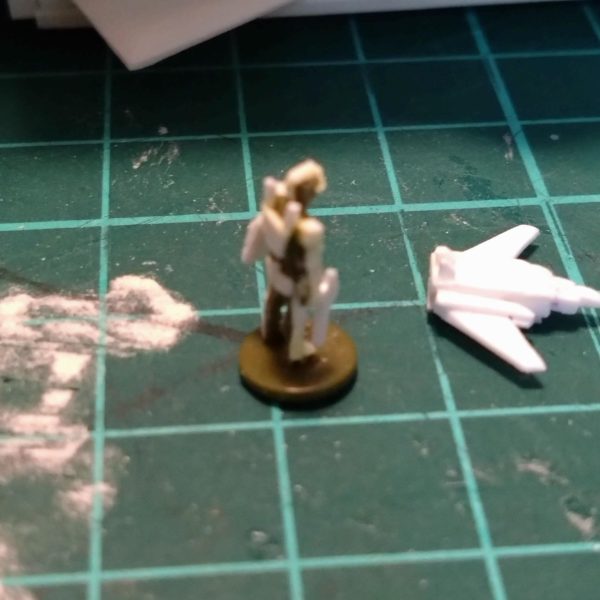セリアのプラ板と兵士フィギュアを使って1/1440スケールでガンダムとオリジナルのコアブースターを作ってみた。セリアの兵士から改造されてる方の作品を見て「いっちょやってみっか!!」とチャレンジしてみましたが、こんなの超サイヤ人でもない俺には無理だぁ!!やってみてわかりました。これはドSの妖怪パーツ隠しの攻めに耐えられるドMで変態じゃなきゃできません（笑）&nbsp;コレどうやって塗装するんだ俺・・・(⁠*⁠﹏⁠*⁠;⁠)（4枚目）