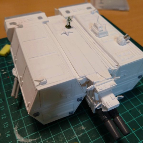 セリアのプラ板と兵士フィギュアを使って1/1440スケールでガンダムとオリジナルのコアブースターを作ってみた。セリアの兵士から改造されてる方の作品を見て「いっちょやってみっか!!」とチャレンジしてみましたが、こんなの超サイヤ人でもない俺には無理だぁ!!やってみてわかりました。これはドSの妖怪パーツ隠しの攻めに耐えられるドMで変態じゃなきゃできません（笑）&nbsp;コレどうやって塗装するんだ俺・・・(⁠*⁠﹏⁠*⁠;⁠)（5枚目）