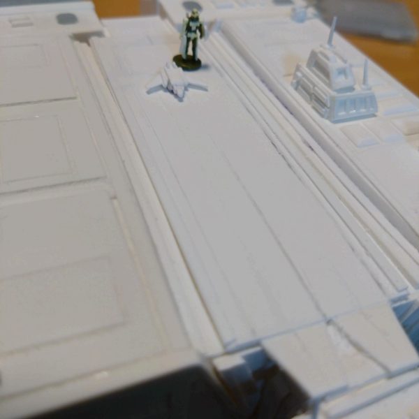 セリアのプラ板と兵士フィギュアを使って1/1440スケールでガンダムとオリジナルのコアブースターを作ってみた。セリアの兵士から改造されてる方の作品を見て「いっちょやってみっか!!」とチャレンジしてみましたが、こんなの超サイヤ人でもない俺には無理だぁ!!やってみてわかりました。これはドSの妖怪パーツ隠しの攻めに耐えられるドMで変態じゃなきゃできません（笑）&nbsp;コレどうやって塗装するんだ俺・・・(⁠*⁠﹏⁠*⁠;⁠)（6枚目）