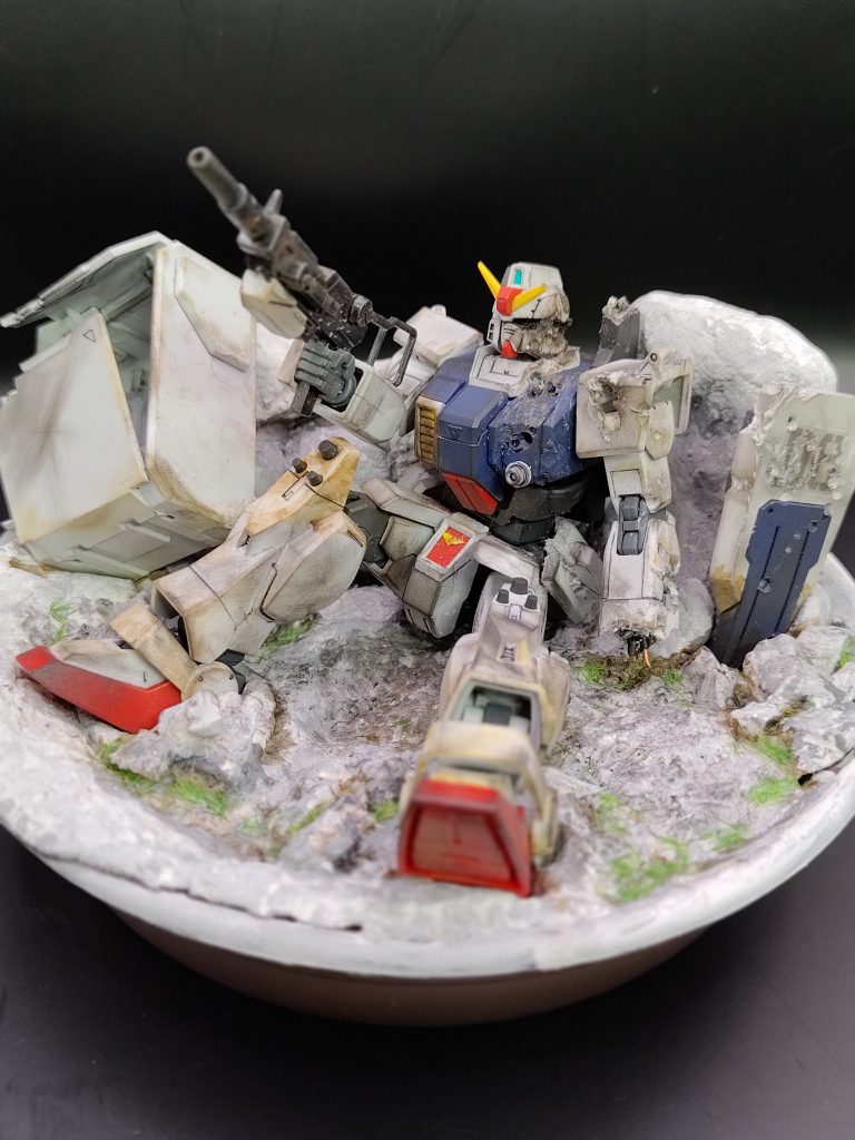 ガンプラ整理してたらきれいな陸ガンがいましてね…そうだ！ボロボロにしよう！と思い立ったのがきっかけです。ついでにジオラマ制作にも挑戦してみようと軽い気持ちで取り掛かりました。