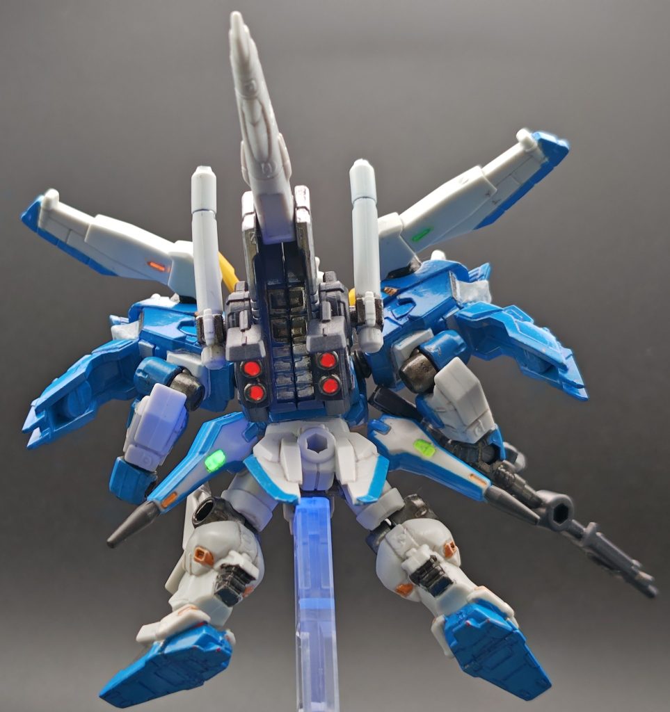 背面です。ブースター内部はガンマカ、腰部ビームカノンと肩のウィング中央部はアクリルマーカーで蛍光発光です。