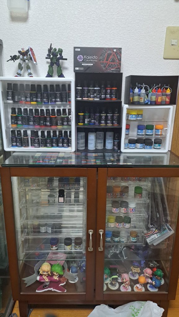 塗料置き場はデスク向かいにまとめて収納してます。最後まで見て頂きありがとうございました。
