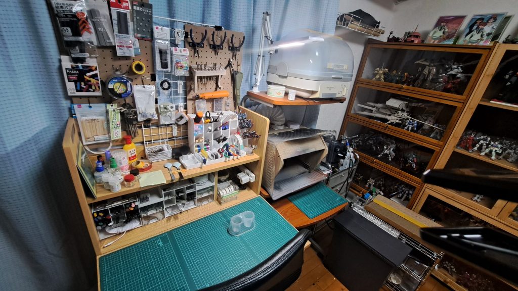 ４畳半の狭い部屋にデスクとパソコンデスクを並べて作業スペースと塗装スペースを分けました。