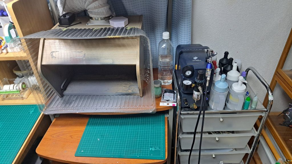 塗装ブースはアイリスオーヤマのカラーBOXを改造してネットで購入した換気扇を取付けて自作しました。横に収納できる引き出しを置いて、コンプレッサー置き場にしてます。