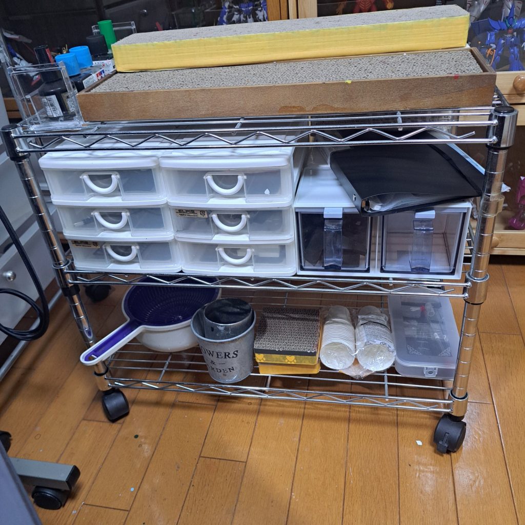 ラックには猫の爪研ぎと小物を収納。