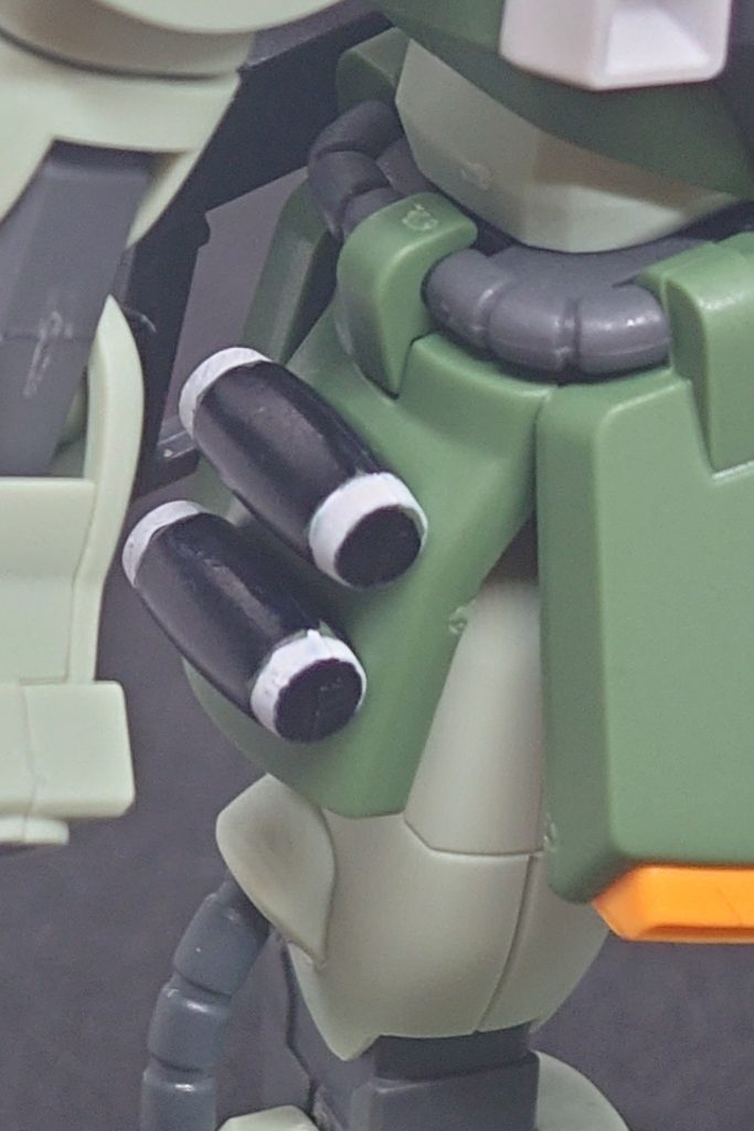 白と黒のガンダムマーカーでハンドグレネードを目立たせています！なんか塗装前よりも武装感が出て……これは良い物だ✨️